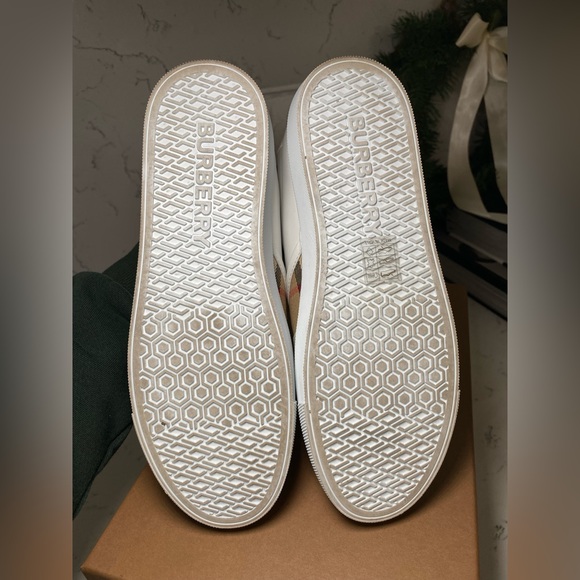 Authentic Burberry Beige Slip-On
Size: 36.5 - Picture 6 of 6